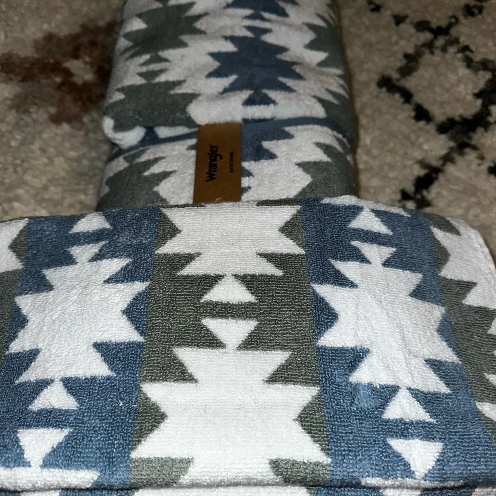 NEW Wrangler Bath Towels White with Sage and Blue Aztec Design 4 Bath & 2 Hand